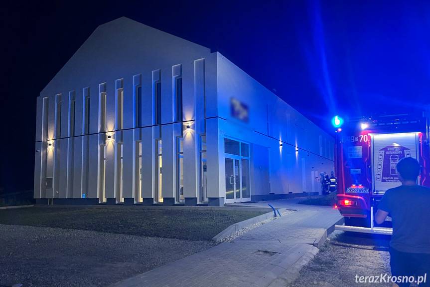 Kobieta utknęła w windzie. Na pomoc wezwano strażaków