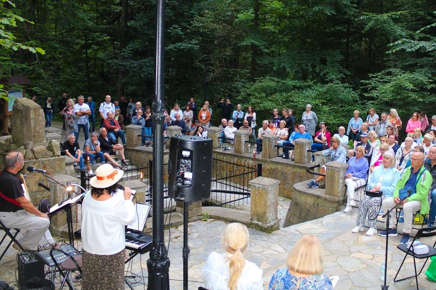 Magiczny wieczór przy Źródle Bełkotka