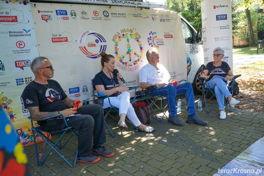 Budowanie świadomego społeczeństwa. "Tour de Konstytucja" w Krośnie