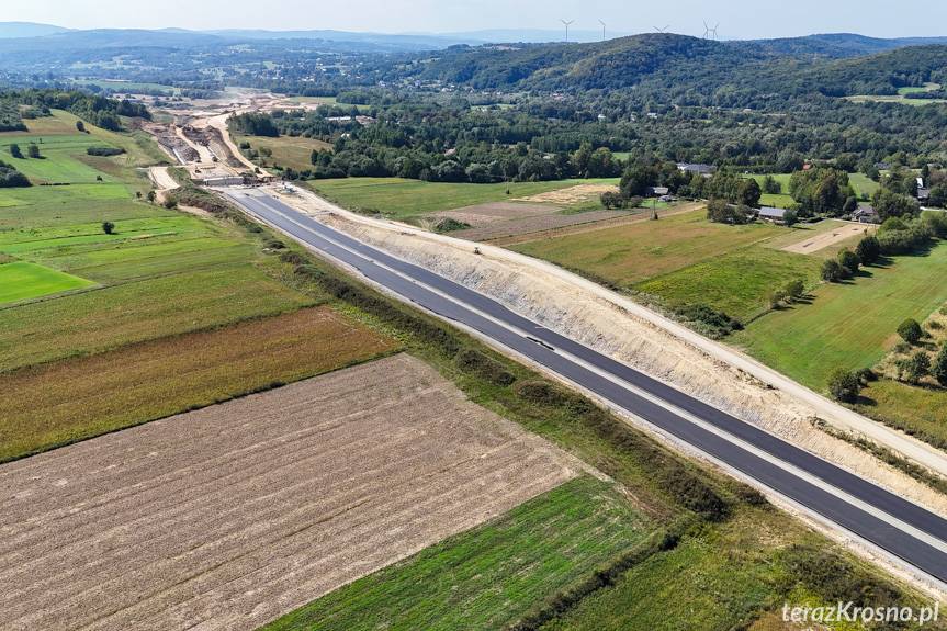 Postępy na budowie S19 Miejsce Piastowe - Dukla. Rozpoczęto układanie warstw bitumicznych [ZDJĘCIA, WIDEO]