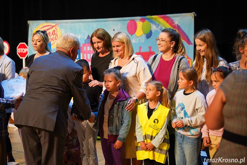 Odblaski i edukacja. Wspólna inicjatywa miasta i służb na rzecz bezpieczeństwa uczniów