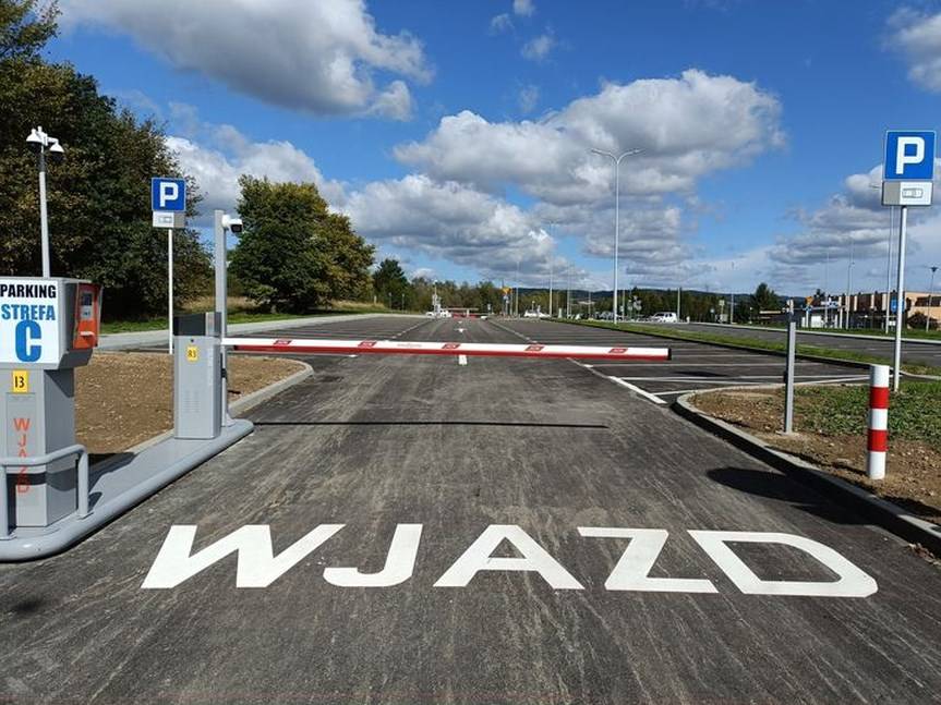 Parking przy szpitalu znów otwarty. Ile trzeba zapłacić za parkowanie?