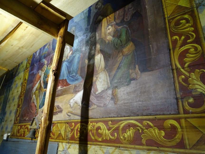 Prace przy polichromii w kościele w Rogach