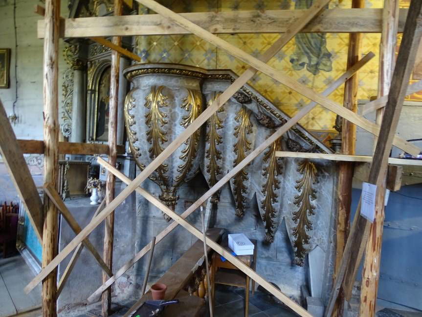 Prace przy polichromii w kościele w Rogach