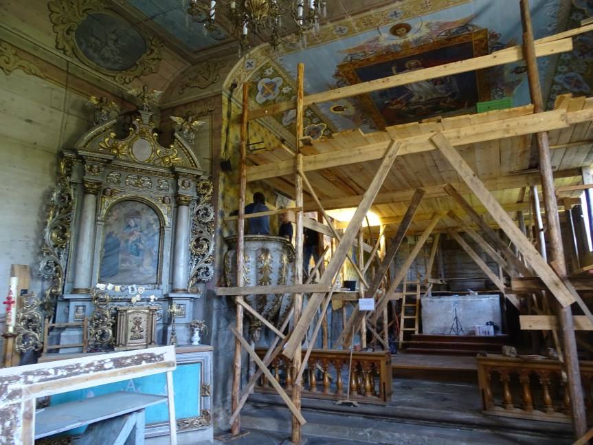 Prace przy polichromii w kościele w Rogach