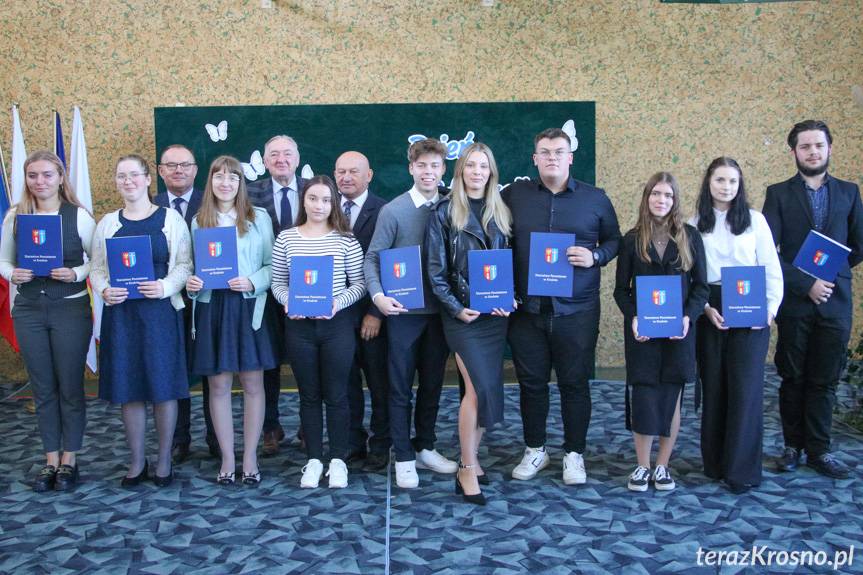 Starosta krośnieński uhonorował nauczycieli i wręczył stypendia uczniom [ZDJĘCIA]