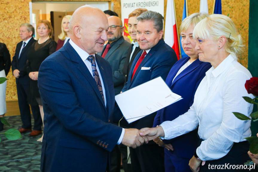 Starosta krośnieński uhonorował nauczycieli i wręczył stypendia uczniom [ZDJĘCIA]