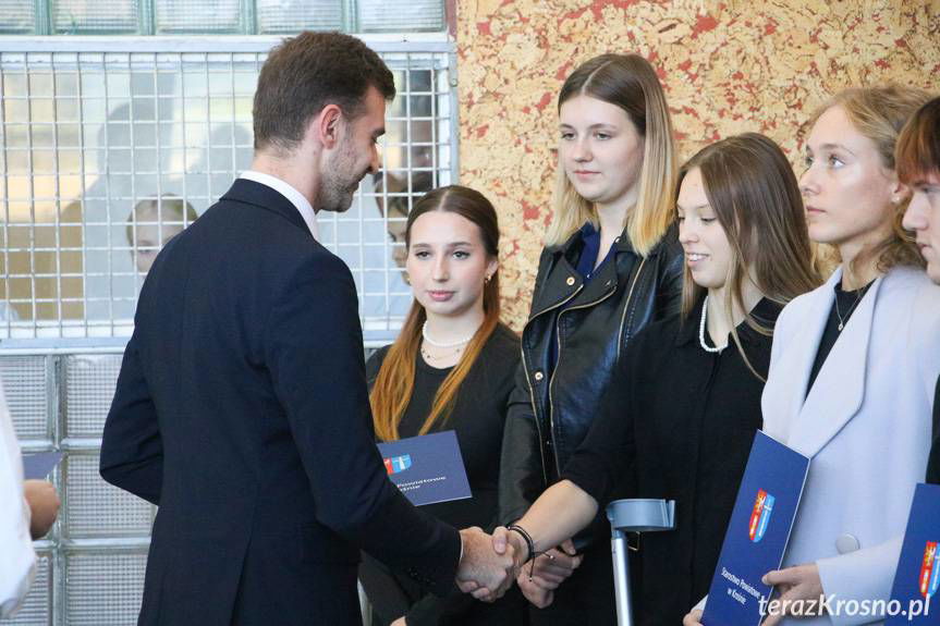 Starosta krośnieński uhonorował nauczycieli i wręczył stypendia uczniom [ZDJĘCIA]