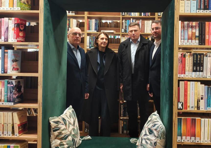 Minister Kultury i Dziedzictwa Narodowego w bibliotece w Targowiskach