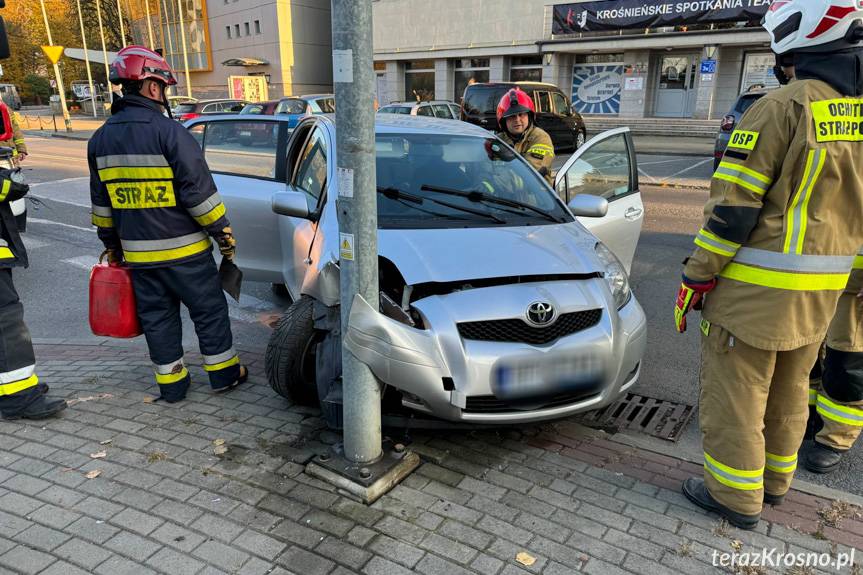 Kolizja na Kolejowej, uderzyła w latarnię