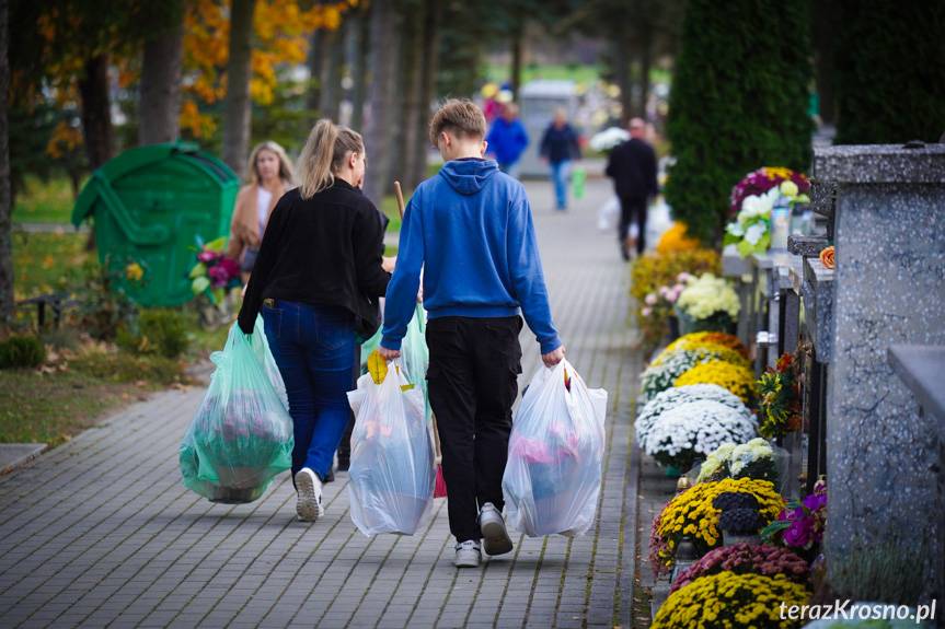 Ostatnie przygotowania na krośnieńskiej nekropolii [ZDJĘCIA]