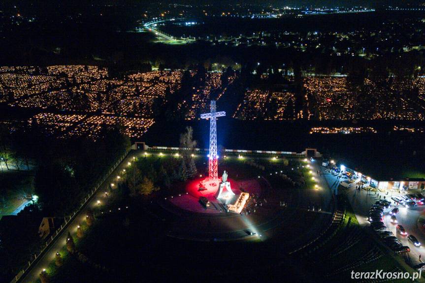 Wszystkich Świętych 2024. Krośnieński cmentarz nocą [ZDJĘCIA]