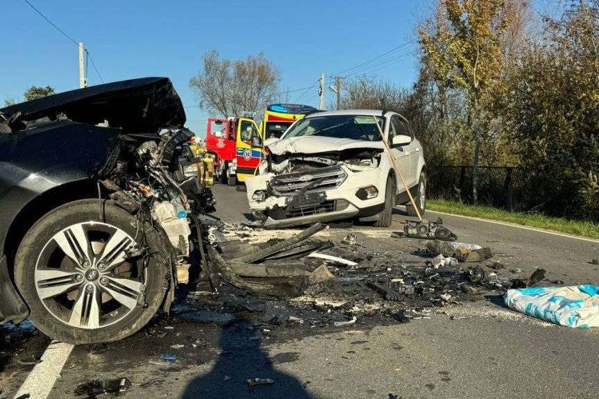 Czołowe zderzenie dwóch osobówek w Sadkowej Górze