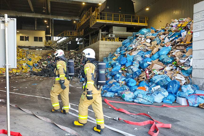 Ćwiczenia ratowniczo-gaśnicze w Krośnie. Symulacja pożaru w sortowni odpadów
