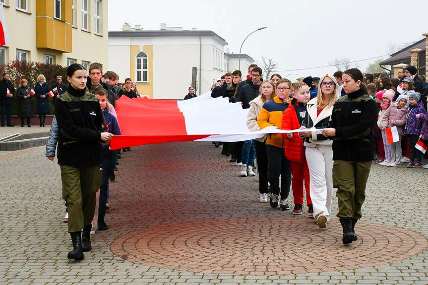 Szkolny apel z okazji Święta Niepodległości w Rymanowie
