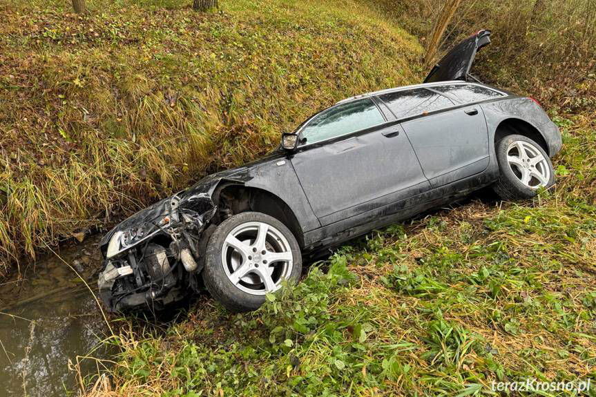 Groźnie wyglądająca kolizja. Jedna auto w rowie