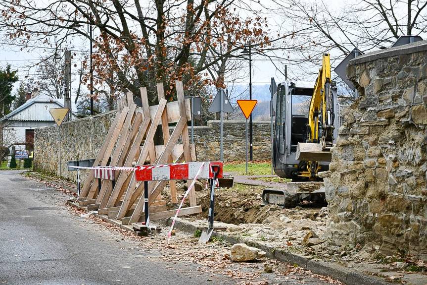 Zabytkowy mur w Rymanowie przechodzi gruntowną renowację
