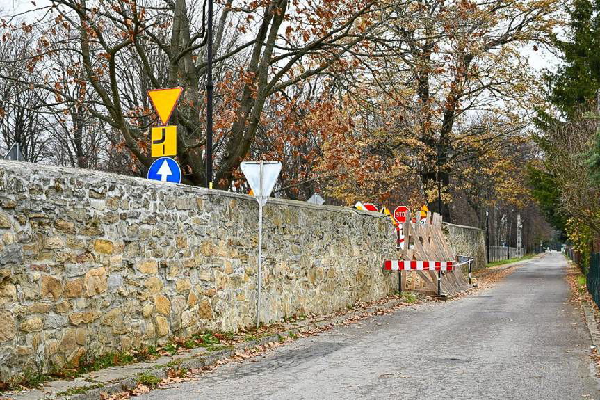 Zabytkowy mur w Rymanowie przechodzi gruntowną renowację