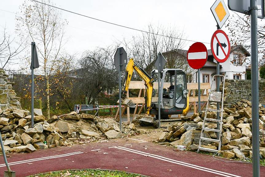 Zabytkowy mur w Rymanowie przechodzi gruntowną renowację