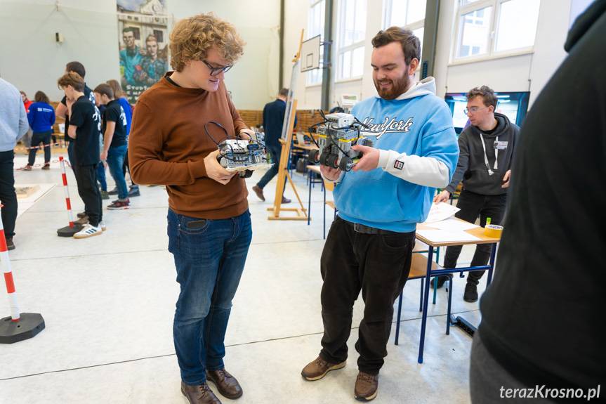 Zawody robotów w Krośnie zaskoczyły kreatywnością [ZDJĘCIA]
