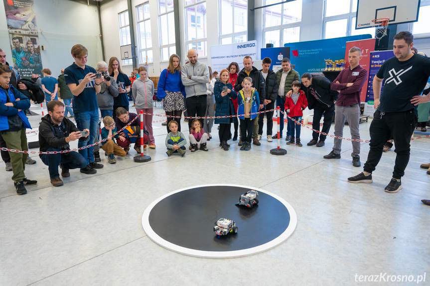Zawody robotów w Krośnie zaskoczyły kreatywnością [ZDJĘCIA]