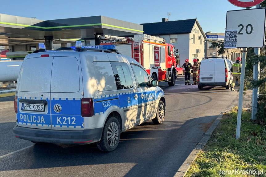 Spod maski samochodu wydobywał się dym