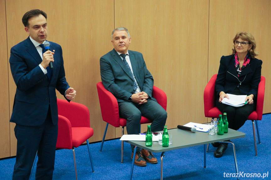 Finansowanie samorządów po nowemu. Minister finansów z wizytą w Krośnie [ZDJĘCIA]