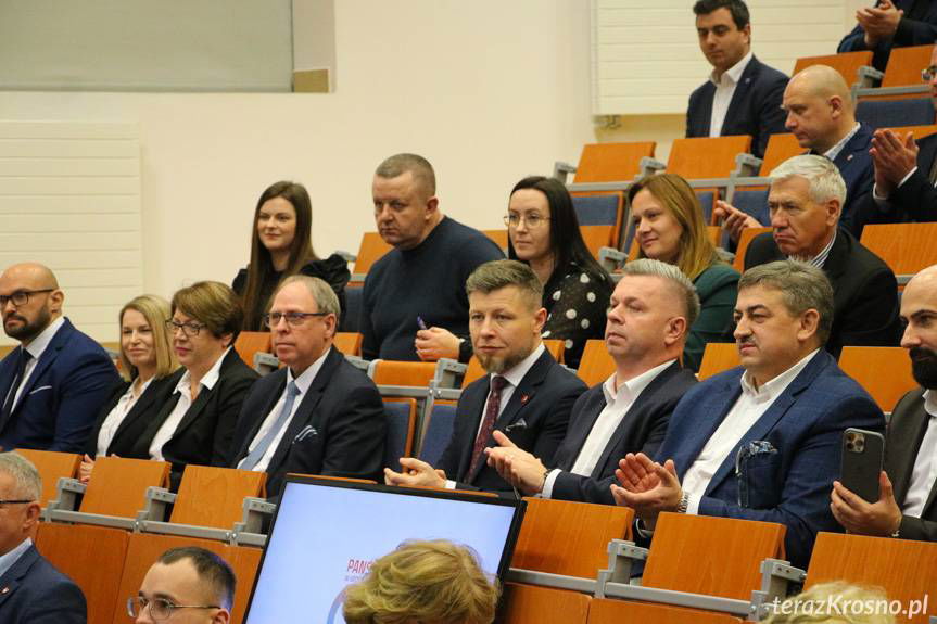 Finansowanie samorządów po nowemu. Minister finansów z wizytą w Krośnie [ZDJĘCIA]