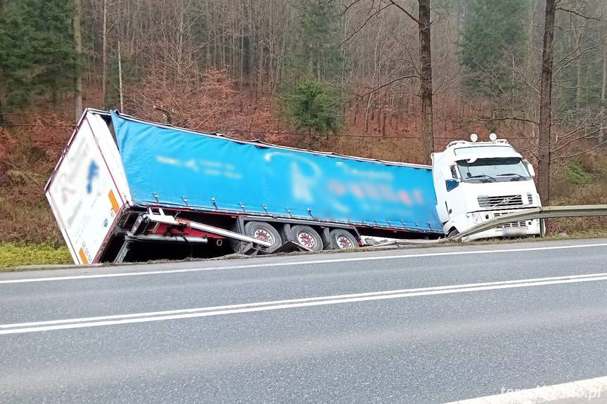 Zasnął za kierownicą. Groźna kolizja z udziałem tira