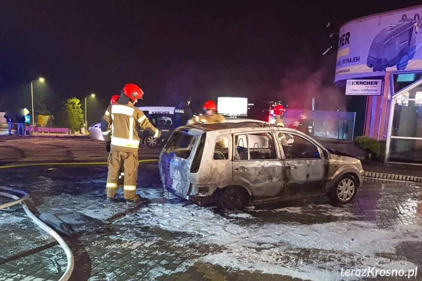 Pożar auta przy sklepie w Krośnie