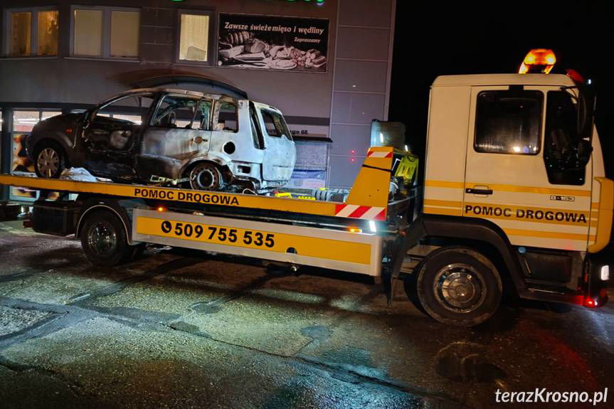 Pożar auta przy sklepie w Krośnie