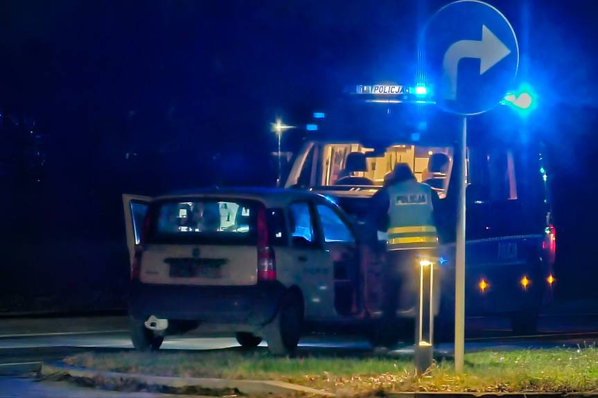 Zabrał samochód sprzed pizzerii i odjechał. Był pijany