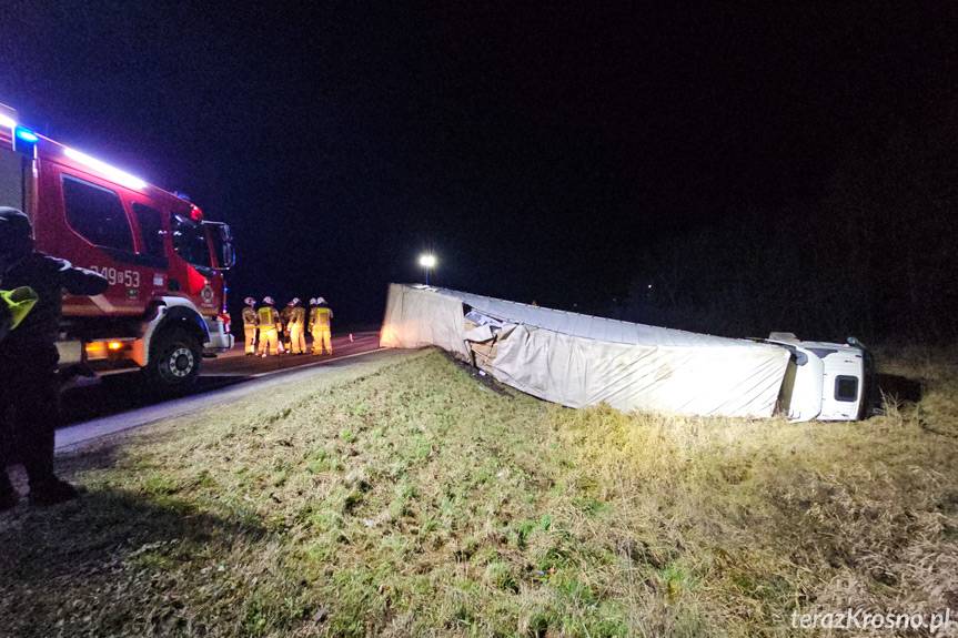 Ciężarówka ze sprzętem AGD na boku