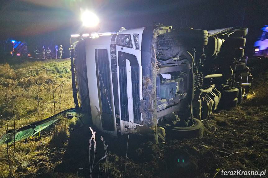 Ciężarówka ze sprzętem AGD na boku