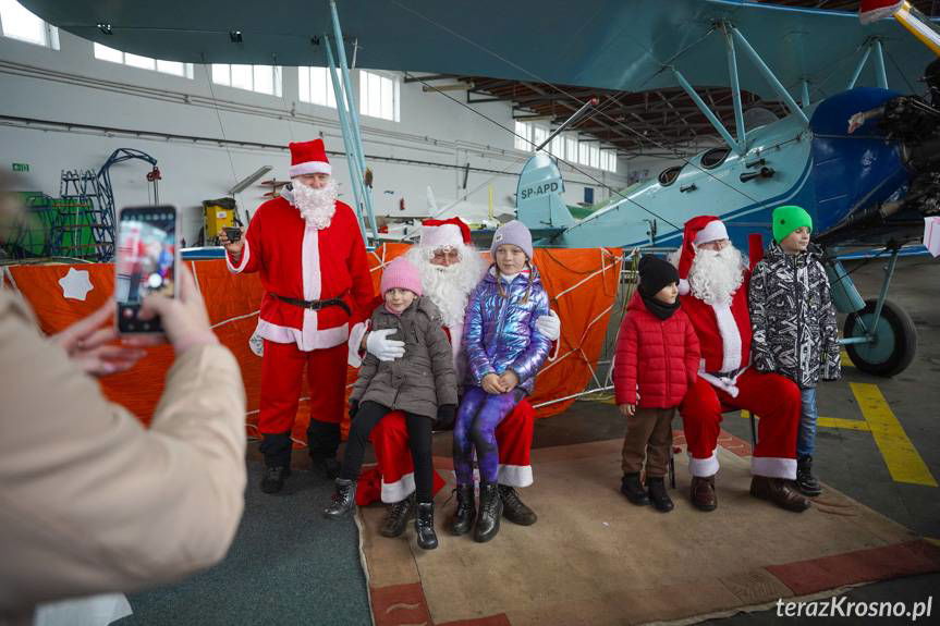 Św. Mikołaj z wizytą na krośnieńskim lotnisku [ZDJĘCIA]