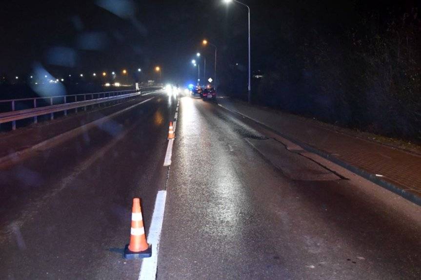Pijany kładł się na jezdni i robił pompki. Najechał na niego samochód