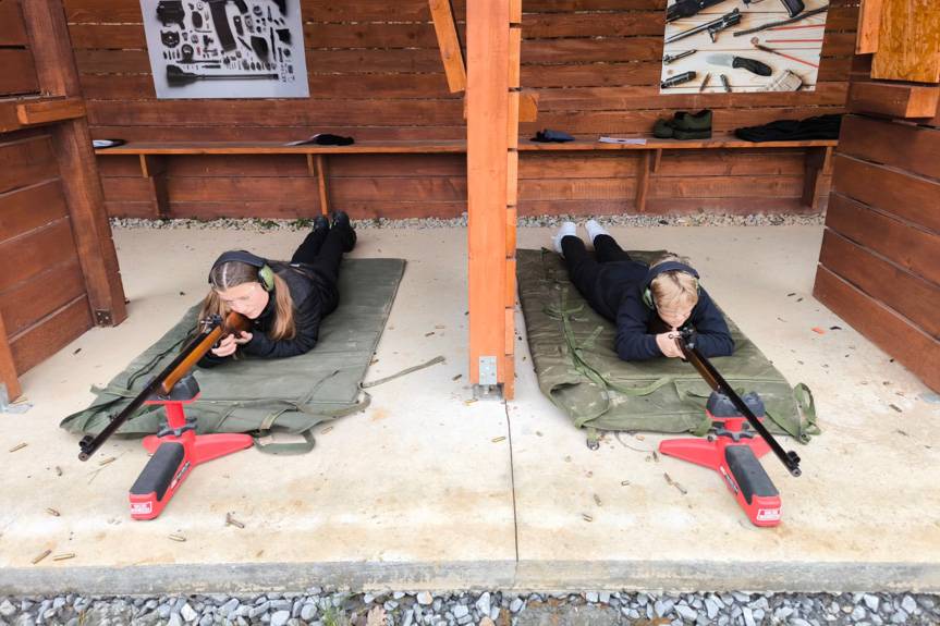 Młodzi strażacy w strzeleckiej rywalizacji