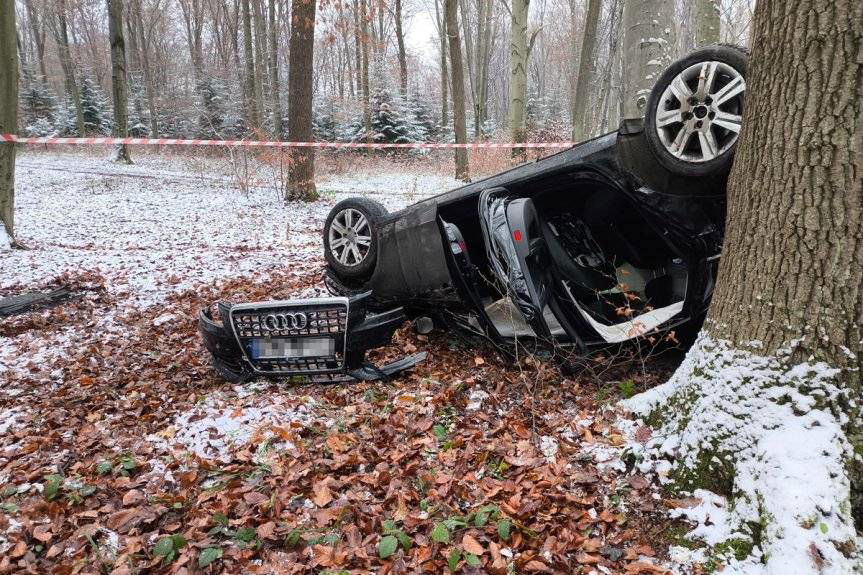 Dachowanie w Łaskach. Jeden z pasażerów miał przy sobie narkotyki