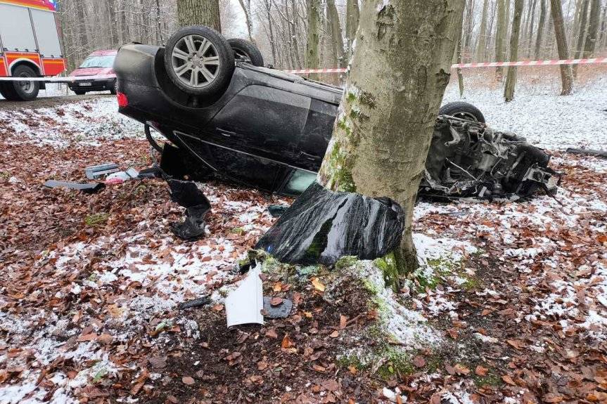 Dachowanie w Łaskach. Jeden z pasażerów miał przy sobie narkotyki