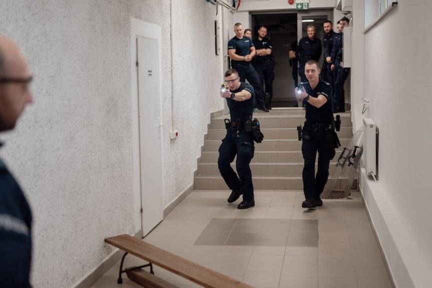 Policjanci poznali tajniki obsługi paralizatorów