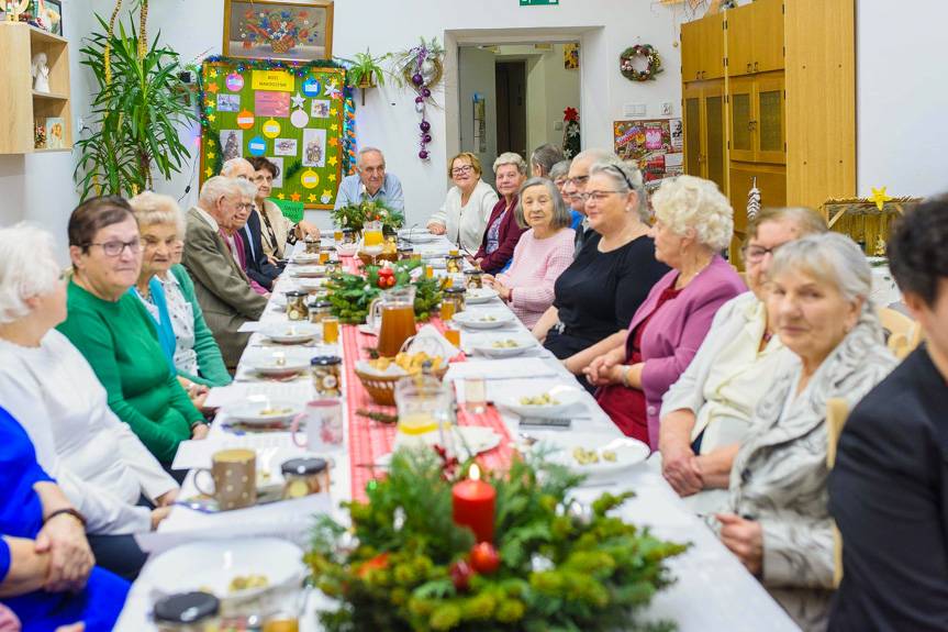 Seniorzy i władze gminy przy wspólnym stole