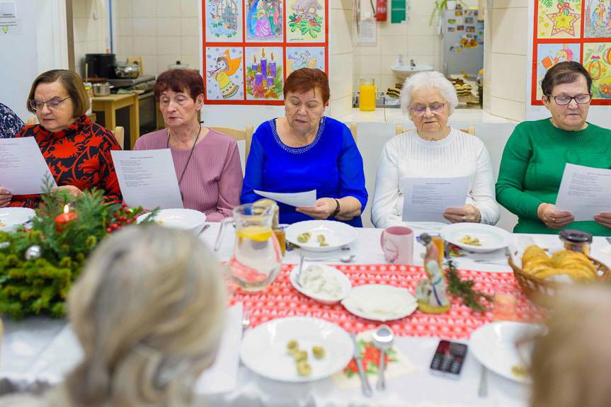 Seniorzy i władze gminy przy wspólnym stole