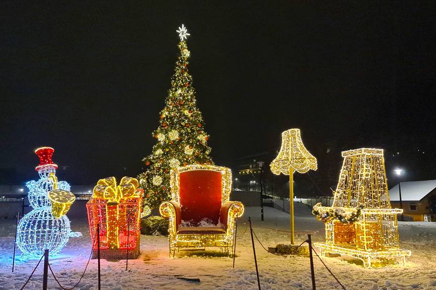 Świąteczne iluminacje rozświetlają uzdrowiska