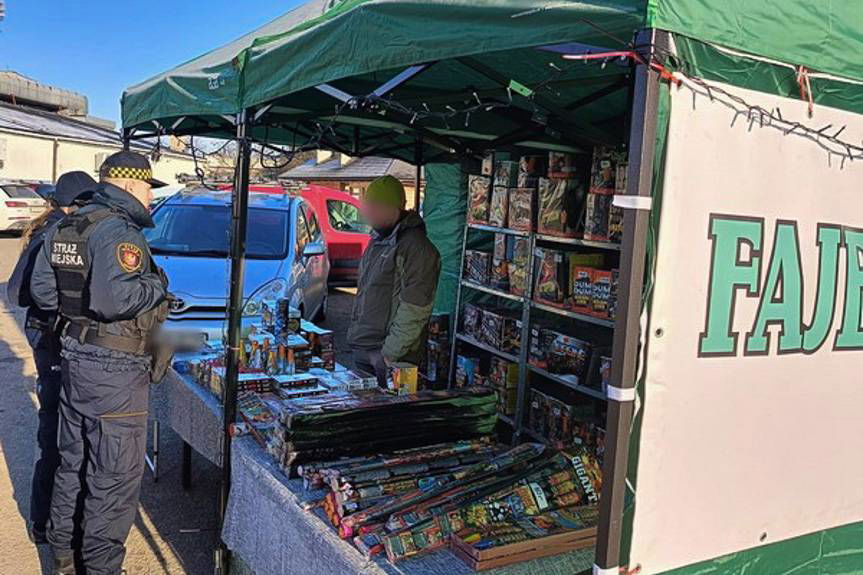 Policjanci kontrolują miejsca sprzedaży fajerwerków
