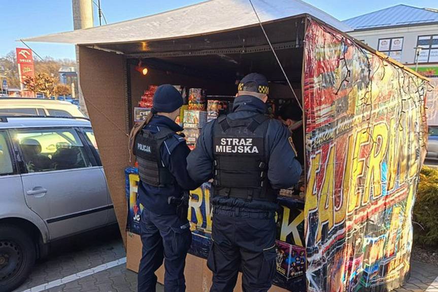 Policjanci kontrolują miejsca sprzedaży fajerwerków