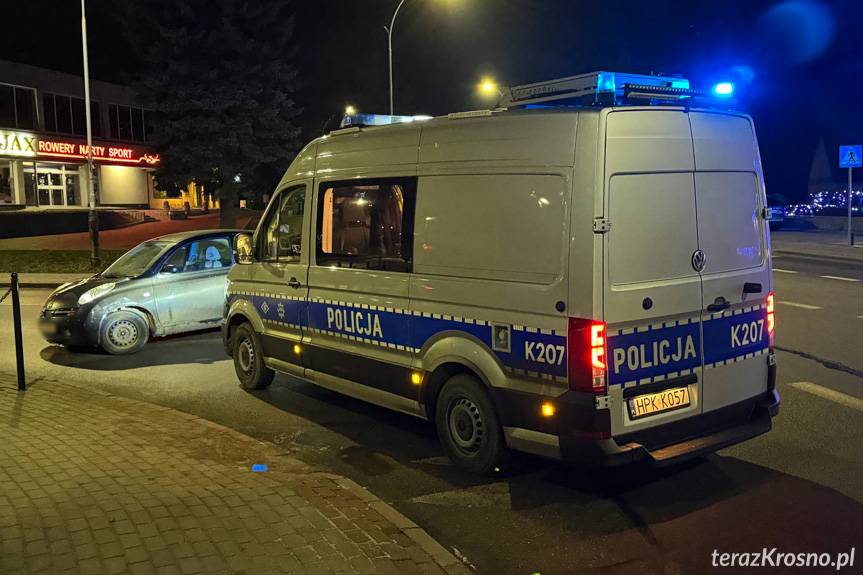 Zderzenie dwóch samochodów na skrzyżowaniu