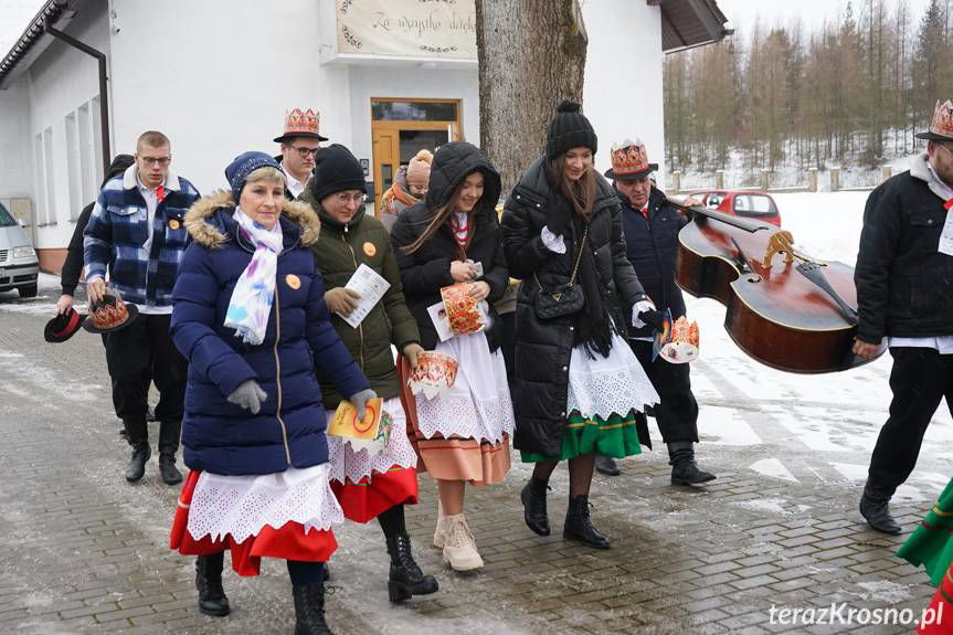 Lubatowa. Uroczysty orszak w święto Trzech Króli