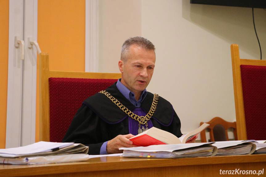 Kto bił i kopał pokrzywdzonego?