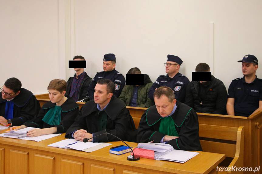 Kto bił i kopał pokrzywdzonego?