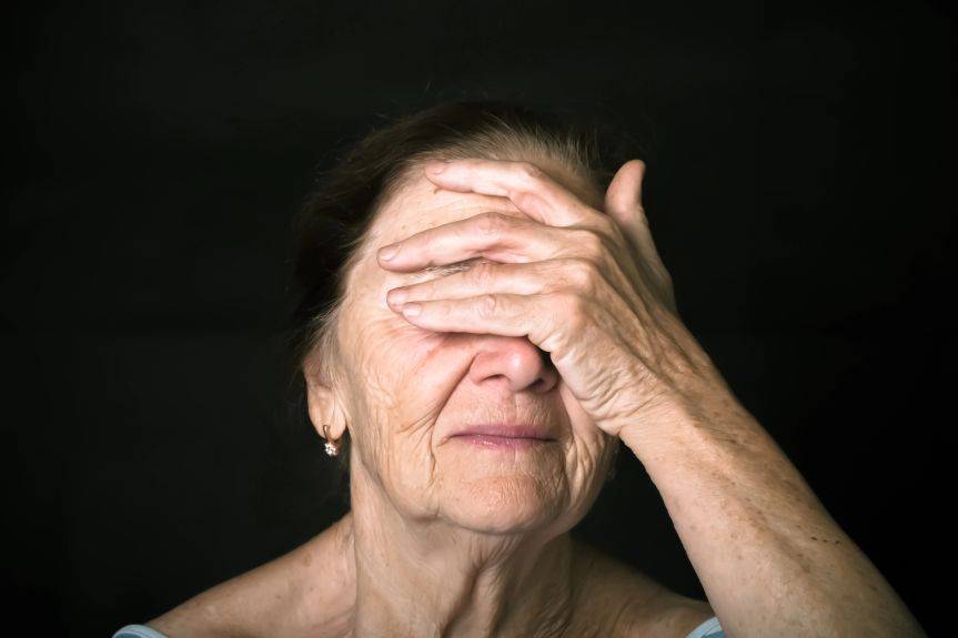 Seniorka straciła blisko 130 tys. złotych. Pieniądze wyrzuciła przez okno